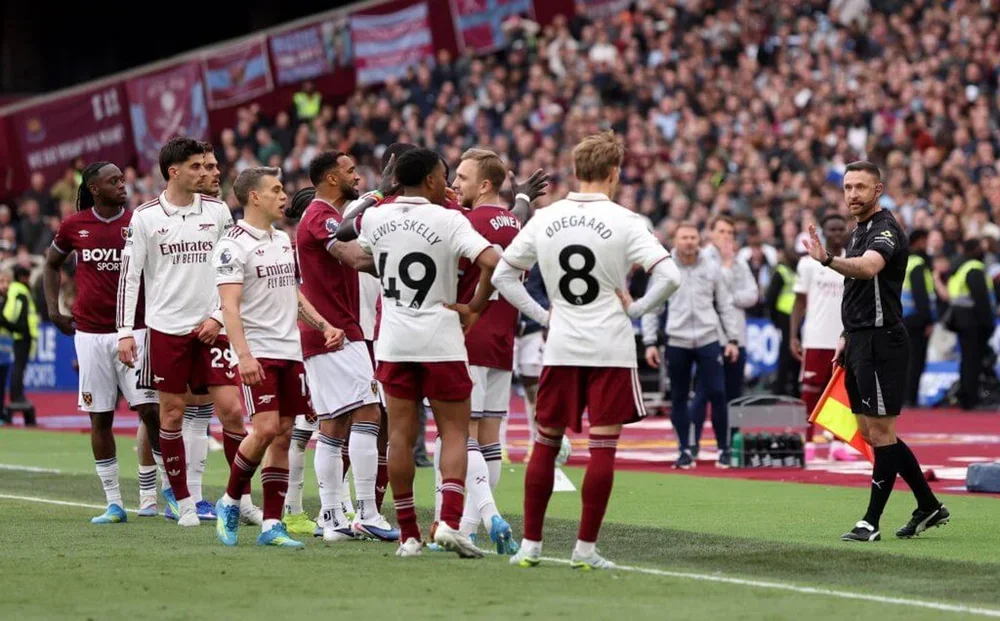 Arsenal and West Ham players await the VAR review at the London Stadium