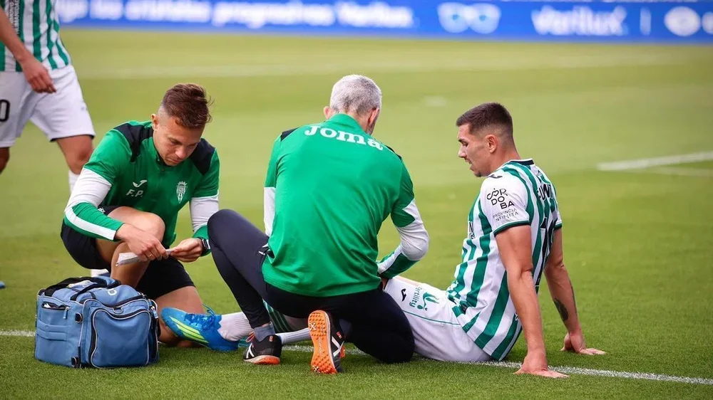 Adrián Fuentes, siendo atendido por los servicios médicos del Córdoba CF en el partido ante el Granada.